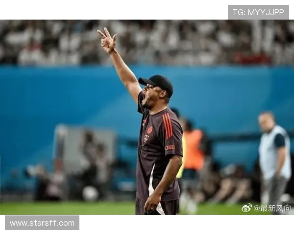 科曼现身塞贝纳大街与队友道别今日不随队训练告别氛围浓厚